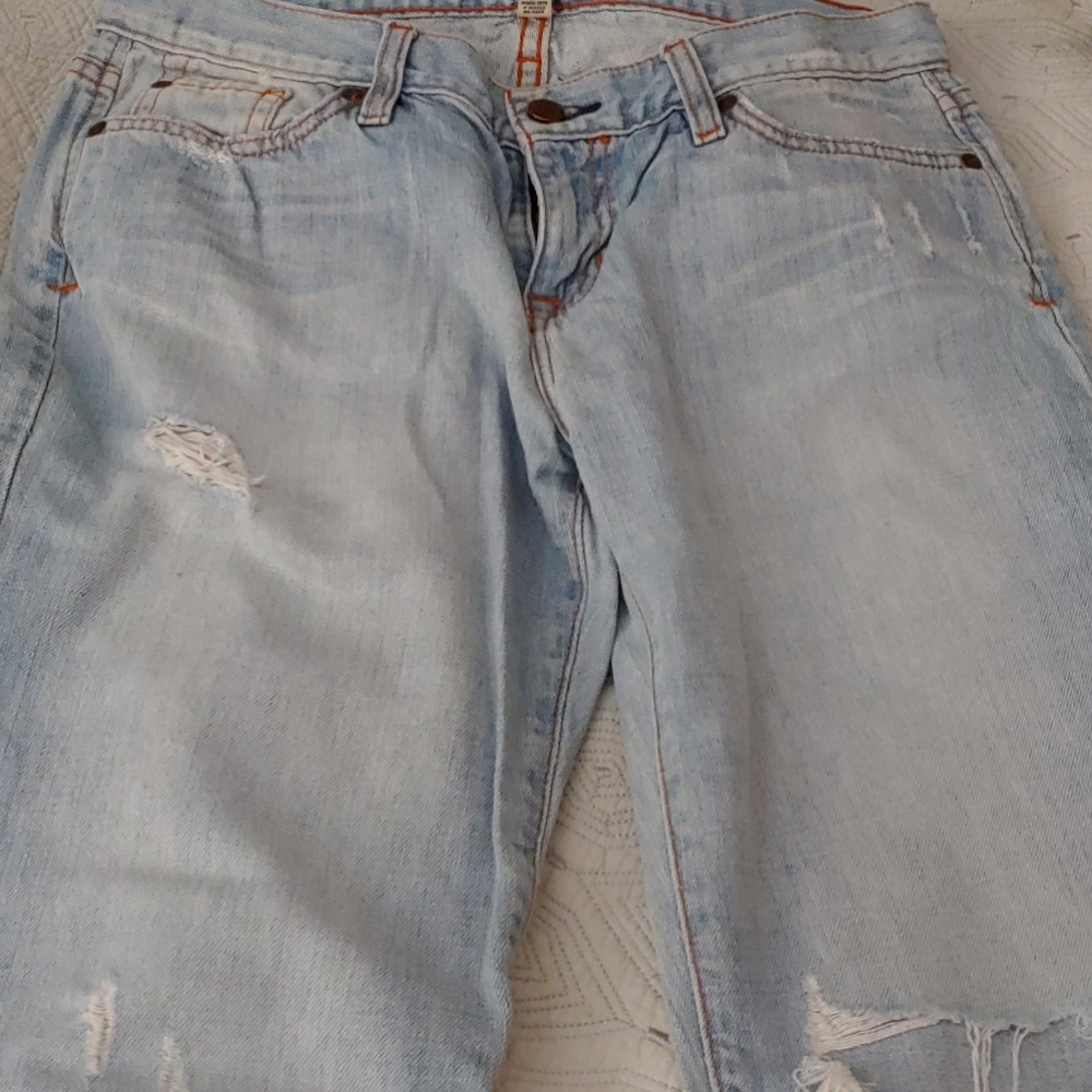 Perfectly worn jeans. Perfect fit for size 4 or 6